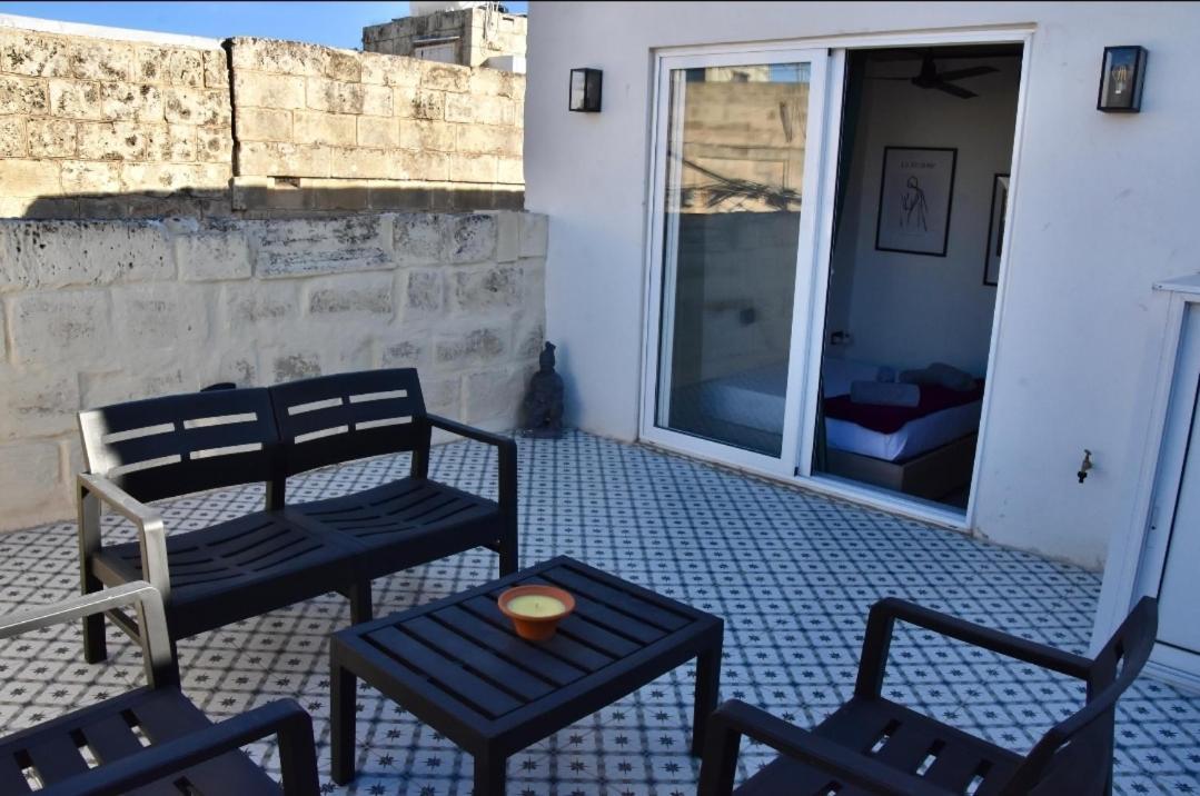 Chic Penthouse Industrial-Style Apartment Mosta Exterior photo