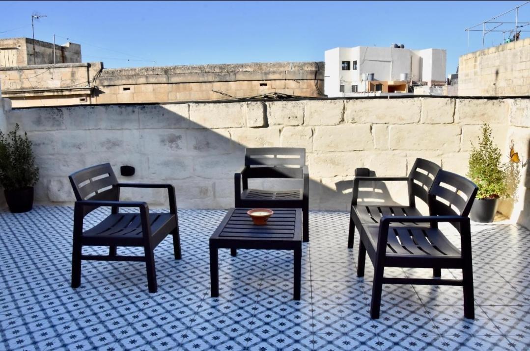 Chic Penthouse Industrial-Style Apartment Mosta Exterior photo