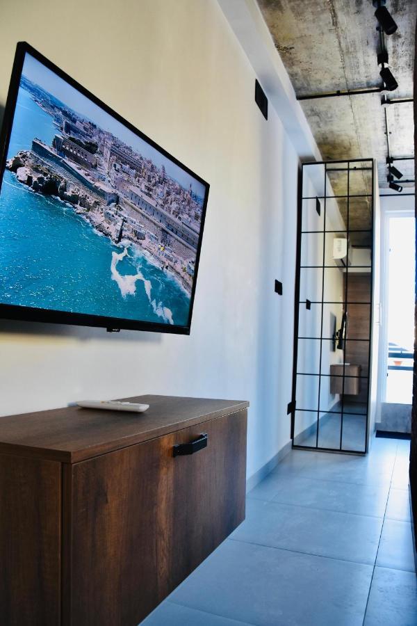 Chic Penthouse Industrial-Style Apartment Mosta Exterior photo
