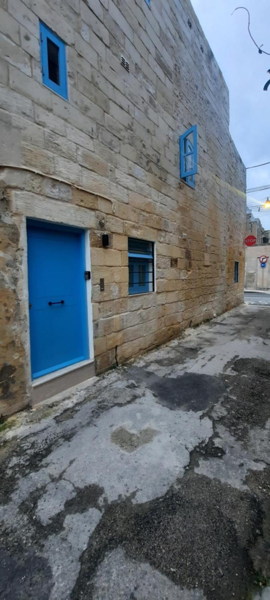 Chic Penthouse Industrial-Style Apartment Mosta Exterior photo